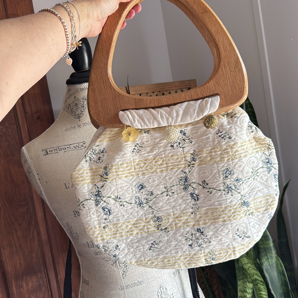 Cream and Yellow Vintage Shoulder Bag with Wooden Handle - Picture 9 of 9